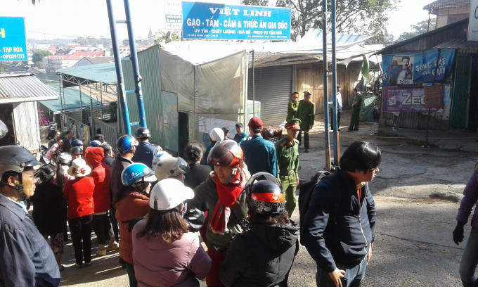 Người dân tập trung theo dõi khám nghiệm hiện trường.