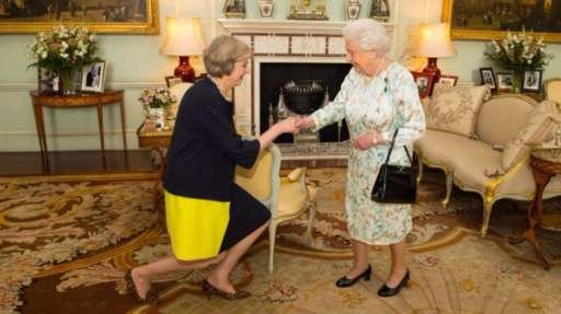 Tân Thủ tướng diện kiến Nữ hoàng Anh Elizabeth II. (Ảnh: Reuters)