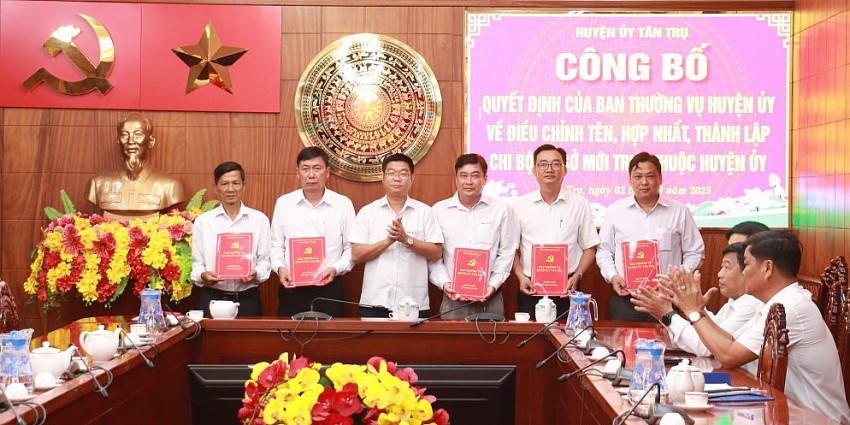 Bí thư Huyện ủy Tân Trụ Võ Trần Tuấn Thanh trao quyết định điều chỉnh tên, hợp nhất, thành lập chi bộ cơ sở mới. Ảnh: Báo Long An