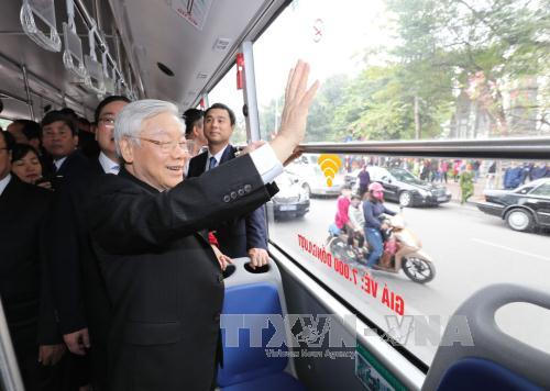 Tổng Bí thư Nguyễn Phú Trọng đi xe buýt Hà Nội. (Ảnh: Trí Dũng – TTXVN)