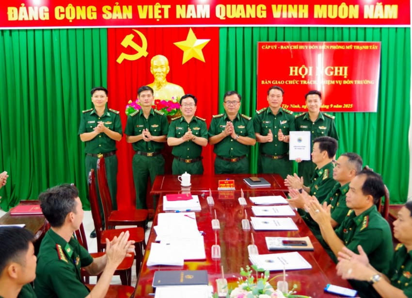 Đại biểu chúc mừng hội nghị tại Đồn Biên phòng Mỹ Thạnh Tây. Ảnh: Luận Quân