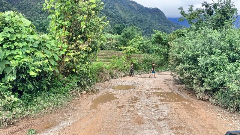 Sau những trân mưa tuyến đường biến thành vũng bùn lầy lội, trơn trượt, tiềm ẩn nguy cơ mất an toàn giao thông.