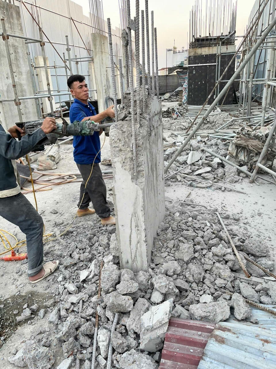 Công trình 57-59-61 phố Hàng Buồm (phường Hàng Buồm, quận Hoàn Kiếm, Hà Nội) được chủ đầu tự phá dỡ phần sai phạm