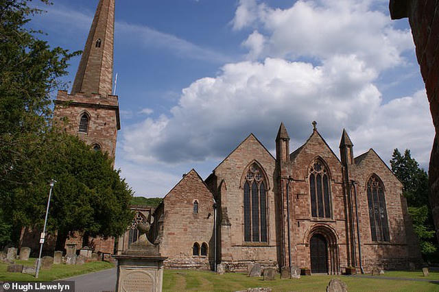 Nhà thờ St Michael and All Angels ở thị trấn Ledbury (Anh).