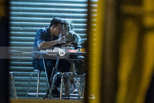 Vui vẻ trò chuyện trong lúc chờ đồ ăn.