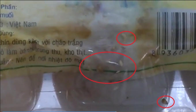 Có dòi "nhung nhúc" trong sản phẩm trứng muối tại Khách sạn Mường Thanh, Quảng Nam.