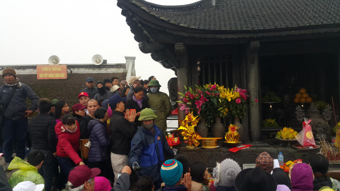 Ch&ugrave;a Đồng nằm ở độ cao 1060m so với mặt nước bi&ecirc;̉n, nhưng d&ograve;ng người mỗi l&uacute;c một đ&ocirc;ng đổ về ch&ugrave;a Đồng trẩy hội trong ng&agrave;y đầu năm.&nbsp;