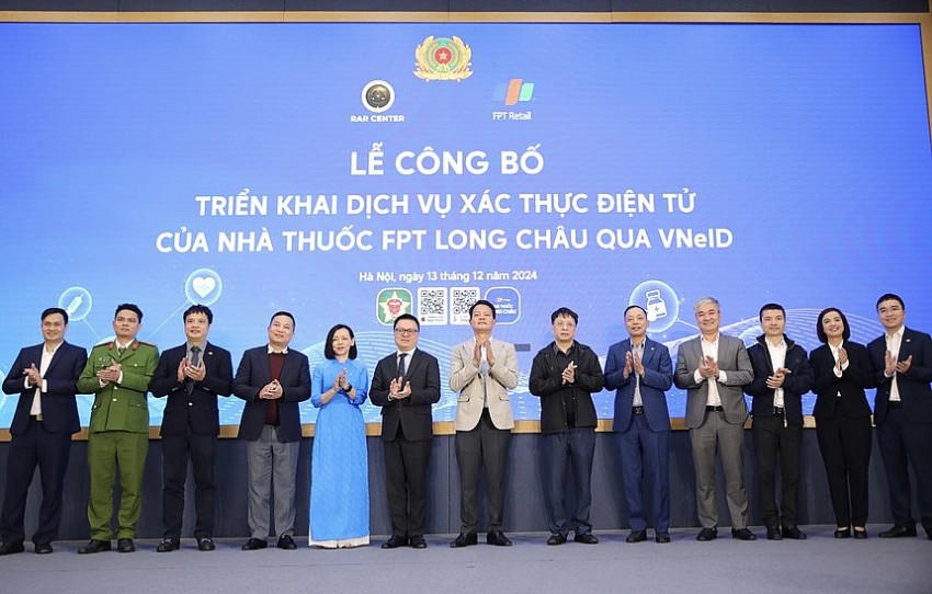 Ngày 13/12/2024, FPT Long Châu và Trung tâm nghiên cứu, ứng dụng dữ liệu dân cư và căn cước công dân (Trung tâm RAR) thuộc Cục C06 - Bộ Công an đã tổ chức Lễ công bố triển khai dịch vụ xác thực điện tử của nhà thuốc FPT Long Châu qua VNeID.