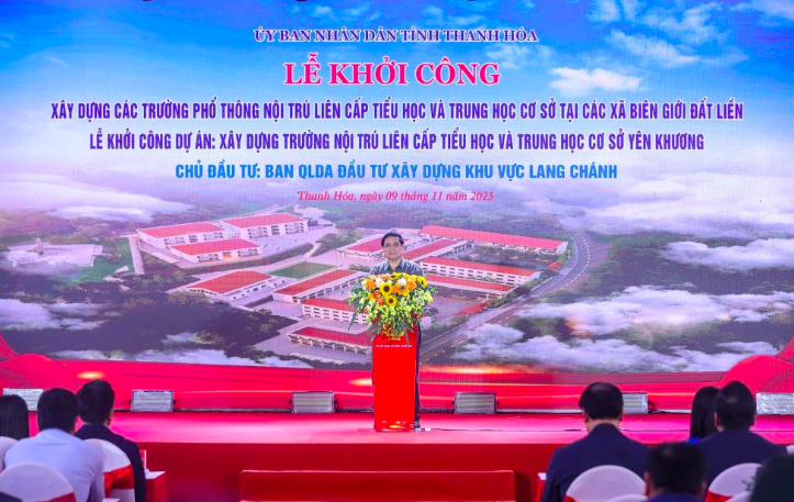 Thủ tướng Chính phủ Phạm Minh Chính và các đại biểu dự lễ khởi công tại trường nội trú liên cấp tiểu học và trung học cơ sở xã Yên Khương, tỉnh Thanh Hóa.