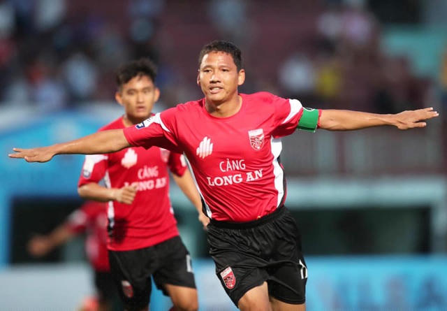 Tiền đạo Anh Đức có bàn thắng thứ 4, trong 3 trận đấu liên tiếp ở giải hạng Nhất.