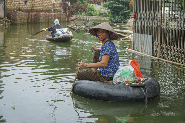 “Chúng tôi đi nhận quà ủng hộ, đang trên đường về nhà, quà gồm có: gạo, mắm, muối, mì chính, dầu ăn, rau cải bắp…món quà rất thiết thực đối với chúng tôi lúc này”, bà Nguyễn Thị Hồng (thôn Nam Hài) chia sẻ.