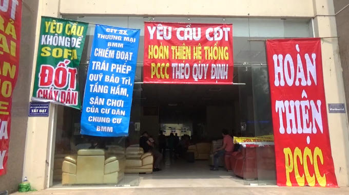 Cho đến ngày 18/4, người dân vẫn tiếp tục tập trung ở sảnh để kiến nghị tới CĐT và các cơ quan chức năng.
