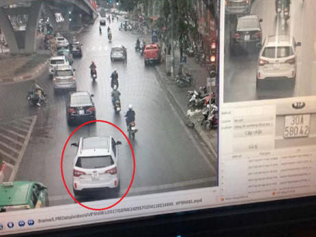 Chiếc ô tô vượt đèn đỏ bị camera ghi hình lại.