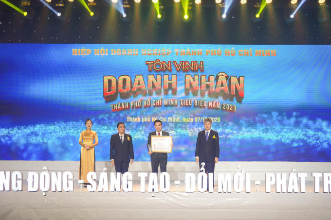 Ông Nguyễn Đình Trung - Chủ tịch Tập đoàn Hưng Thịnh nhận cúp và bằng khen giải thưởng Doanh nhân TP HCM tiêu biểu năm 2020 từ ông Võ Tân Thành - Phó Chủ tịch VCCI kiêm Giám đốc VCCI chi nhánh TP.HCM và ông Nguyễn Xuân Hàn - Phó Chủ tịch Hiệp hội Doanh nghiệp TP.HCM