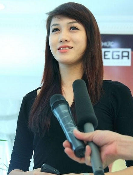 Nhìn những tấm ảnh trước kia, trông Lê Hà không có nét gì nổi bật, hàmrăng khấp khểnh, làn da lấm tấm mụn.