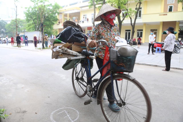 Bà Trần Thị Lành (62 tuổi, tạm trú tại phường Láng Thượng, Đống Đa, Hà Nội) cho biết, bản thân tình cờ thấy hệ thống truyền thanh phường Nghĩa Tân thông báo về chương trình nên đã ghé vào lấy gạo về ăn cho đỡ vất vả. “Công việc hàng ngày của tôi là đi nhặt rác. Bữa gạo này dự kiến sẽ giúp 2 vợ chồng ăn khoảng 4 ngày. Các con tôi ở riêng, hoàn cảnh cũng nghèo khó nên 2 vợ chồng vẫn tự làm tự sống” - bà Lành chia sẻ.