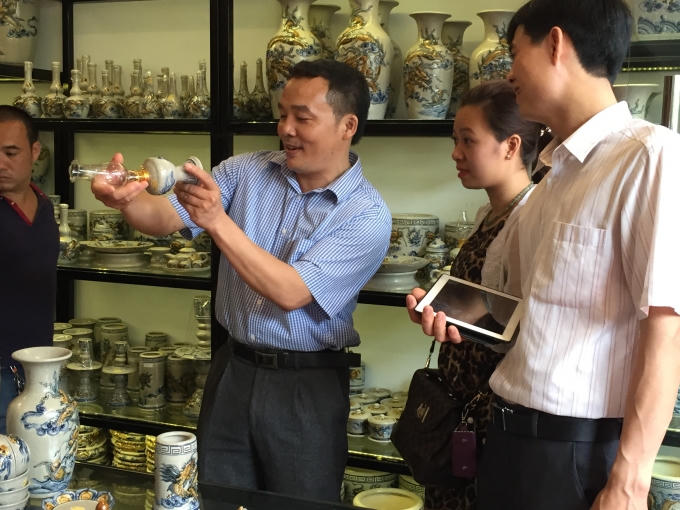 Khách tham quan gian hàng và các sản phẩm tại hệ thống mới.