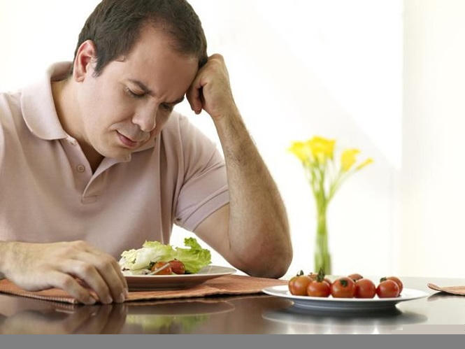 Người bị ung thư dạ dày thường có triệu chứng khó tiêu và đột ngột mất cảm giác ngon miệng khi ăn. Dấu hiệu này thường dễ bị lẫn với căn bệnh khác. Ảnh minh họa: Internet.