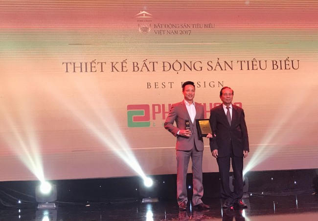 Ông Luk Ban La - Phó Tổng giám đốc Phuc Khang Corporation nhận danh hiệu “Thiết kế Bất động sản tiêu biểu”. 
