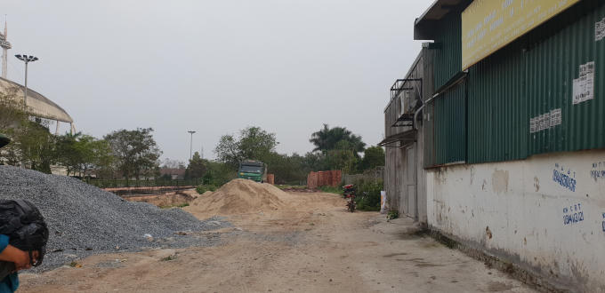 Bãi tập kết VLXD trái phép tại đầu Phố Tân Mỹ.