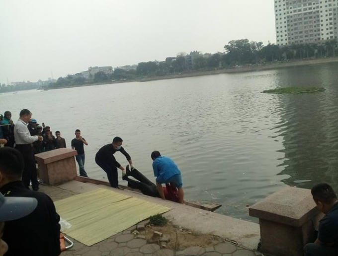 Người dân cùng cơ quan chức năng tiến hành trục vớt thi thể nạn nhân.