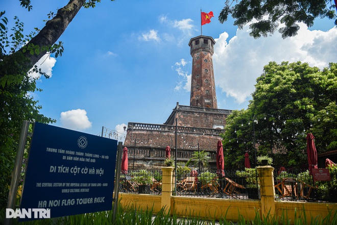 Di tích Cột cờ Hà Nội, địa điểm tham quan nổi tiếng của Thủ đô mang nhiều dấu ấn lịch sử, không khí trầm lặng tạo một nét đẹp riêng.