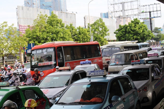 Trên đường Phạm Hùng, các phương tiện "chôn chân" cả giờ đồng hồ.
