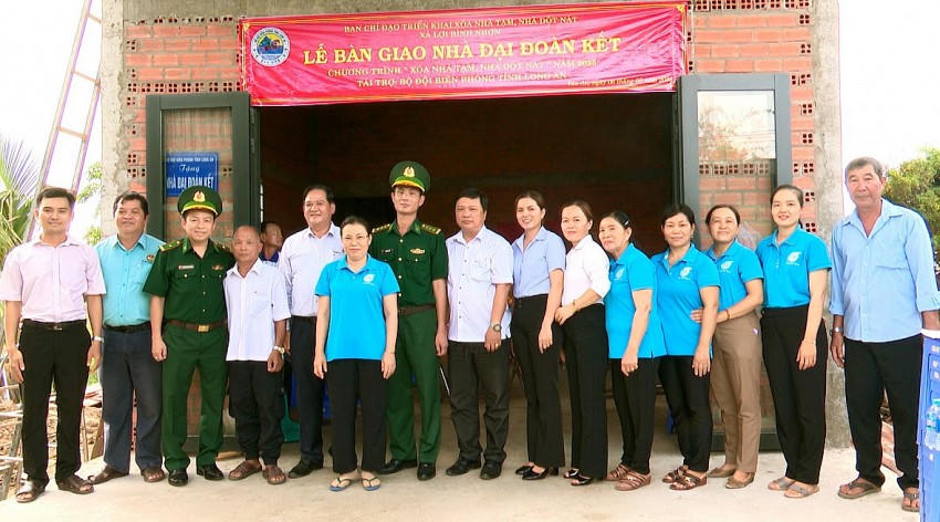 Bàn giao nhà đại đoàn kết cho gia đình bà Võ Thị Kim Thoa