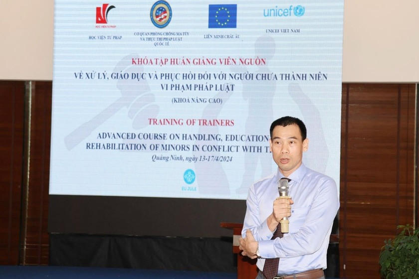 Ông Trương Thế Côn – Phó Giám đốc Học viện Tư pháp tham gia tập huấn cho giảng viên nguồn.