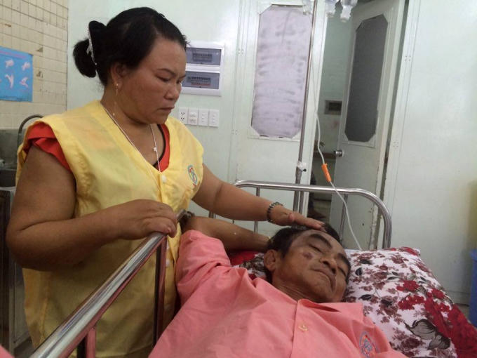 Bà Cảnh bên chồng mình.