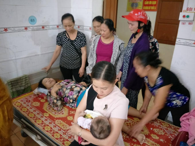 Chị Sâm và cháu Quỳnh được người dân kịp thời cứu sống, đưa đi cấp cứu.