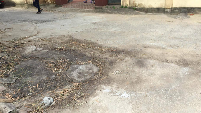 Vị trí đống rác lấn ra làn đường (có khanh vùng màu trắng mờ của cơ quan công an huyện Nghi Xuân).