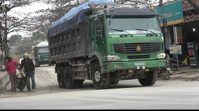 Đoàn xe đã đi hết trục đường ĐT169, hòa vào quốc lộ 70 (Ảnh Tiến Vũ).