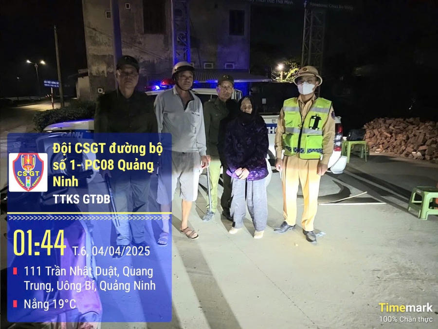 Không chỉ chăm sóc, động viên tinh thần mà Tổ CSGT , Đội CSGT số 1, Phòng CSGT Công an tỉnh Quảng Ninh còn rà soát thông tin để tìm lại người thân giúp cụ bà đi lạc.