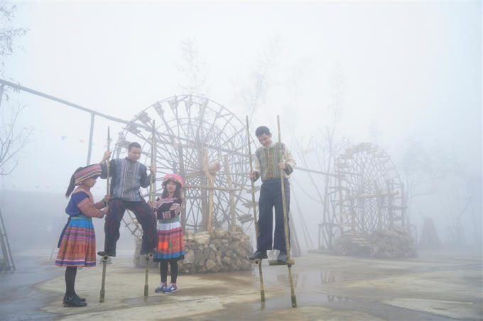 Tưng bừng l&ecirc;̃ h&ocirc;̣i khèn, hoa tại Fansipan Legend