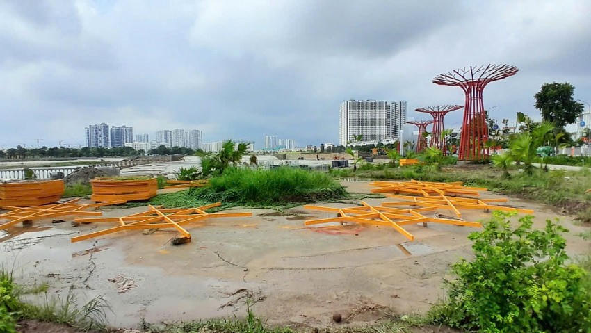 Các hạng mục vẫn ngổn ngang, chưa được lắp đặt.