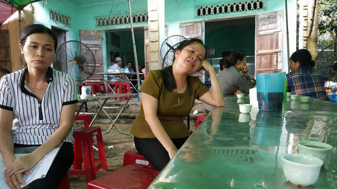 Chị Ái và chị Khanh thẫn thờ, khóc ngất trước sự việc đau lòng xảy ra.