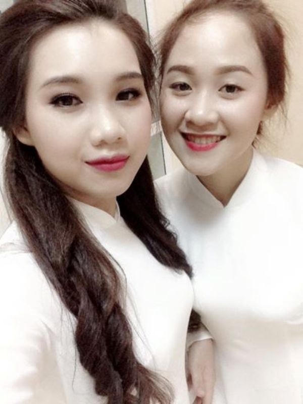 Nữ sinh Lê Thị Mỹ Lành (phải)