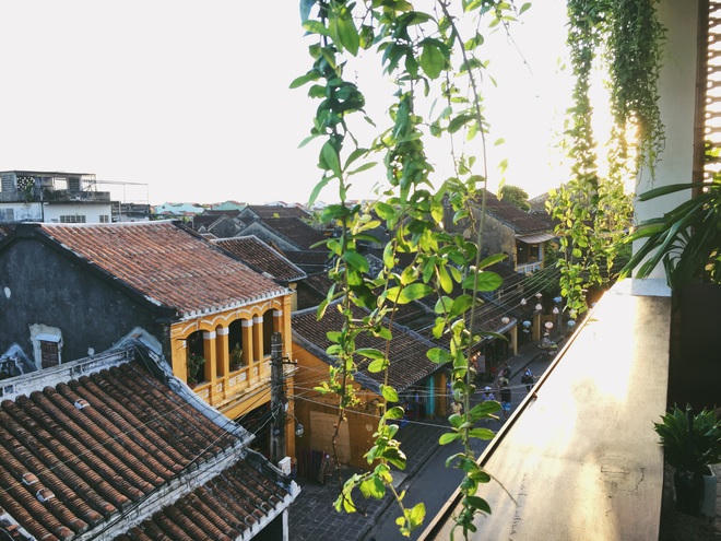 Đường Trần Phú nối chợ trung tâm thành phố với di tích Chùa Cầu có nhiều quán cà phê