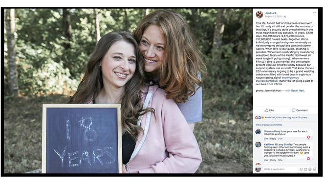 Năm 2017, Sarah (trái) và Jennifer (phải) kỷ niệm 18 năm là vợ chồng. Ảnh: Oregonlive.