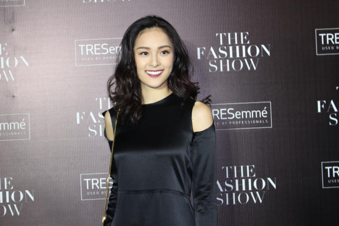 Váy lụa đen với điểm nhấn cut out bả vai là lựa chọn của Hạ Vi (Ảnh: Phương Thảo)