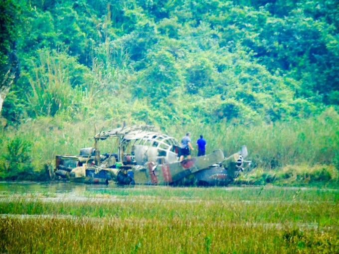 Một con thuyền có hình dáng kì lạ được dựng lên để phục vụ một cảnh quay.