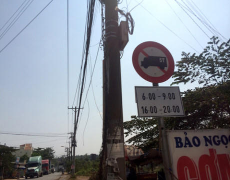 Mặc dù tuyến đường có các biển cấm nhưng theo người dân không có tác dụng.