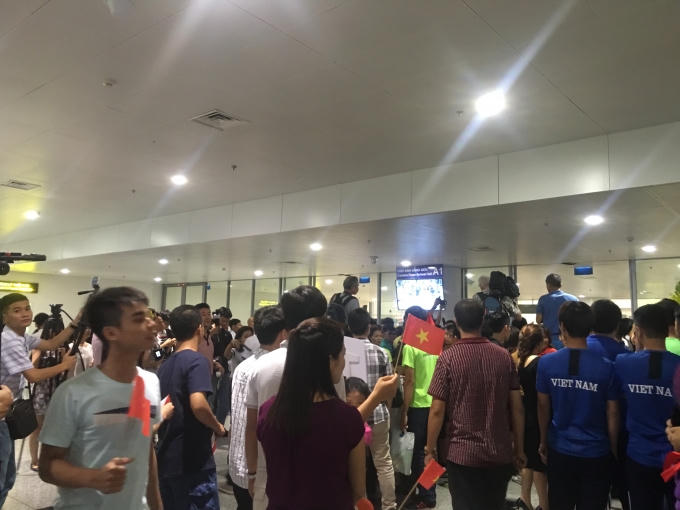 Hàng nghìn người hâm mộ chờ đợi chào đón Hoàng Xuân Vinh.