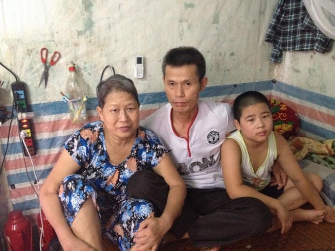 Cậu con trai không học hè mà lên Hà Nội để phụ mẹ đi bán trà đá. (Ảnh: Nguyễn Thơm).