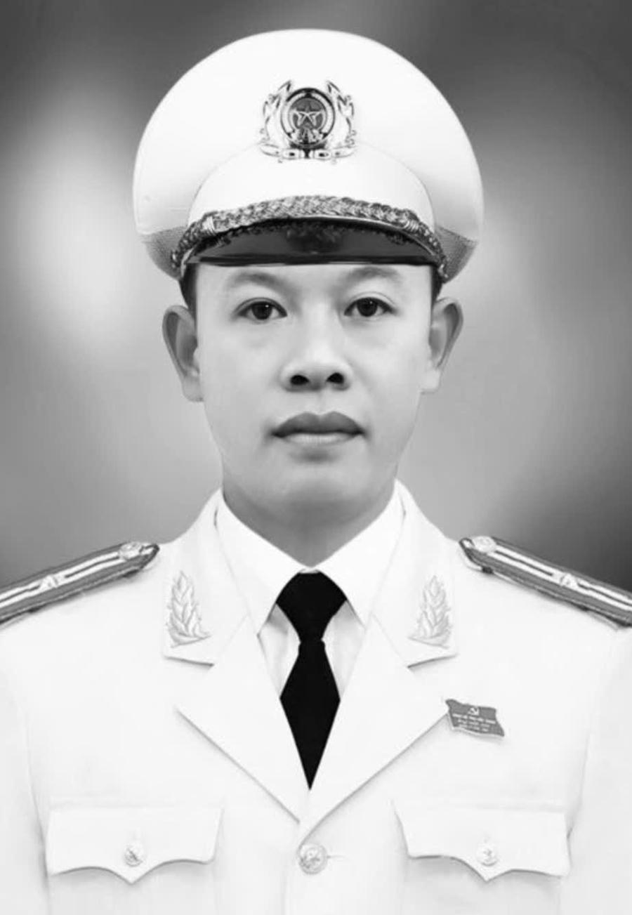 Di ảnh thiếu tá Nguyễn Đông Cánh, cán bộ Công an xã Xuân Lộc, hy sinh trong khi làm nhiệm vụ.