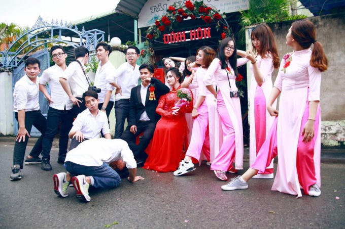 Cho đến tư thế hiên ngang như vua chúa. 