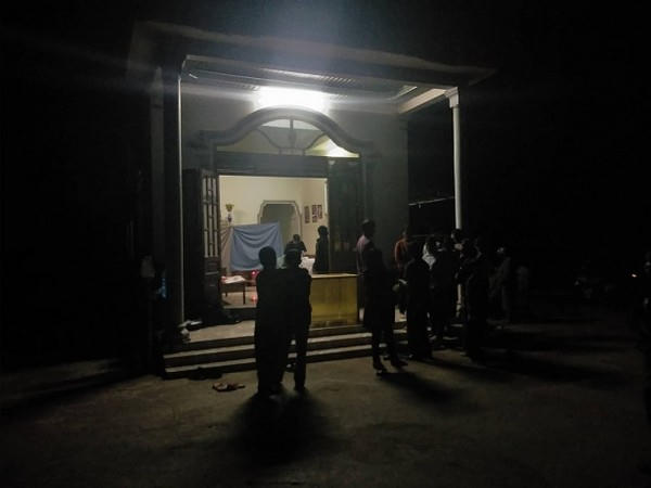 Họ hàng có mặt lo đám tang cho em Nguyệt khi mẹ chưa kịp về. Ảnh: Vietnammoi/Đời sống và Pháp lý.