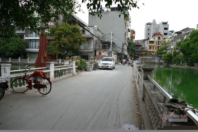 Chuyện chưa kể về chiếc máy bay nằm giữa lòng hồ ở Hà Nội suốt 48 năm