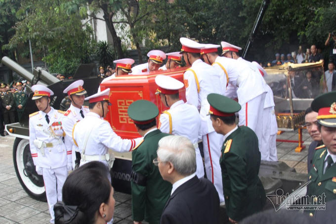 Đưa linh cữu Chủ tịch nước lên linh xa